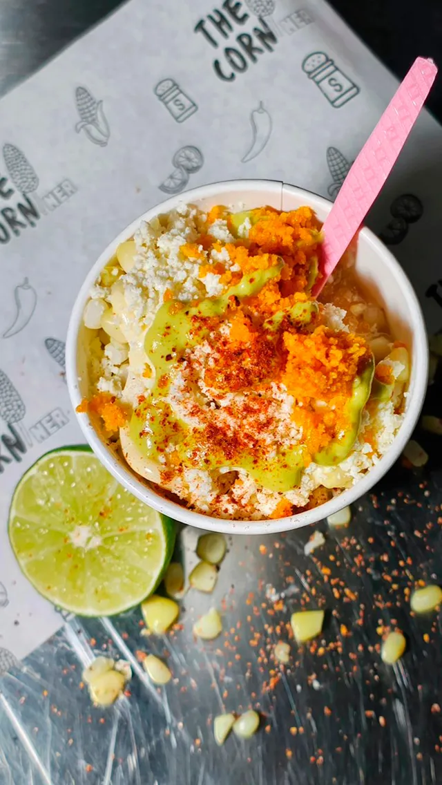 Vaso de esquites con salsa, queso y limón