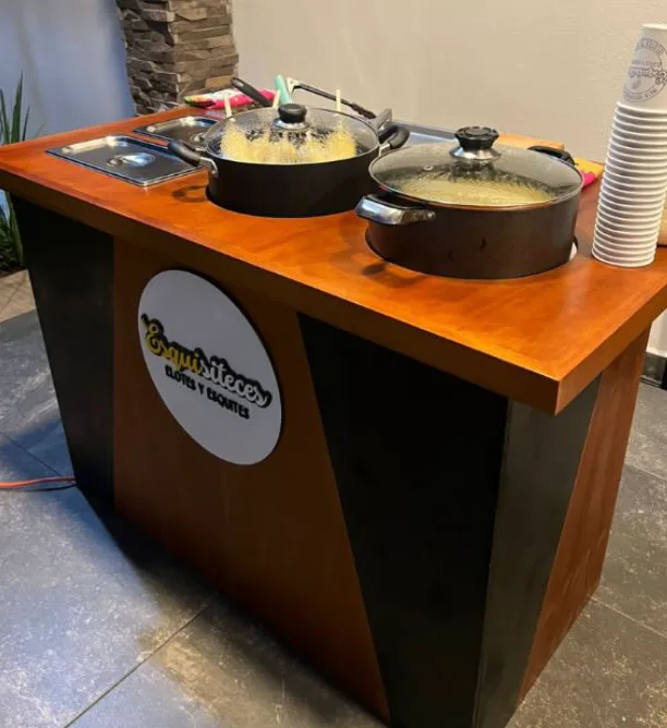 Carrito de madera de Esquisiteces con ollas de esquites, listo para un evento