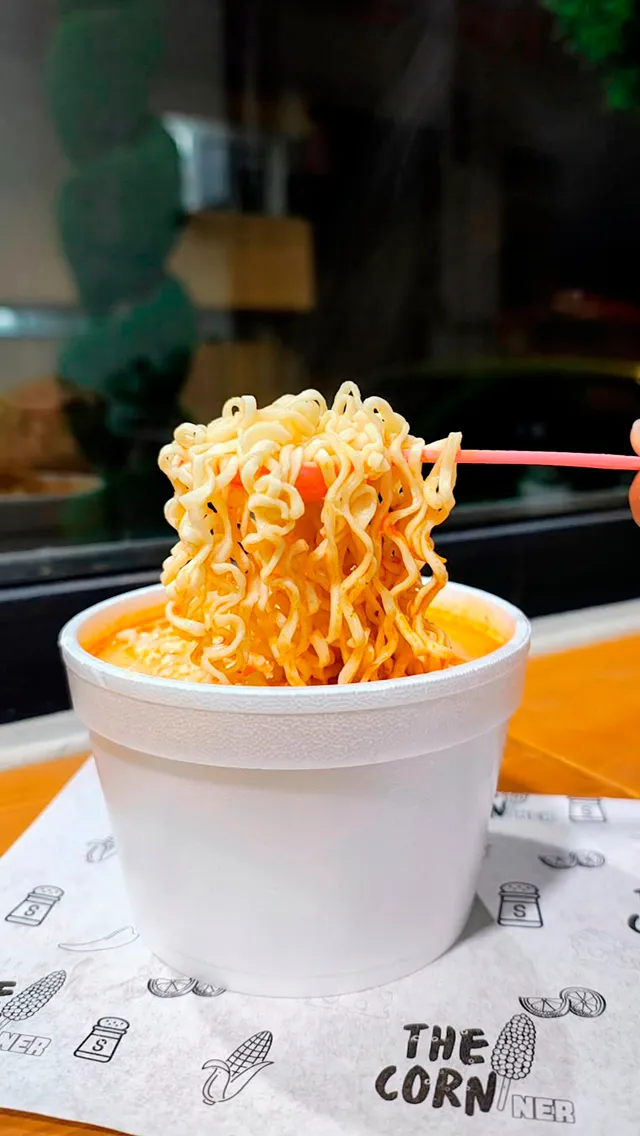 Maruchan preparada, servida en vaso